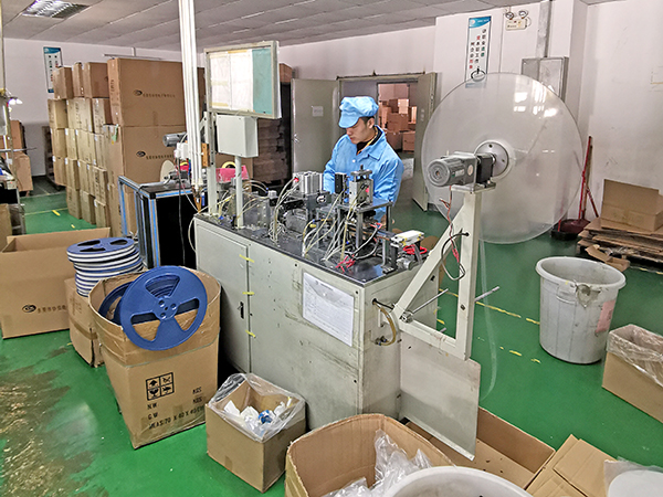 技术员检查产品