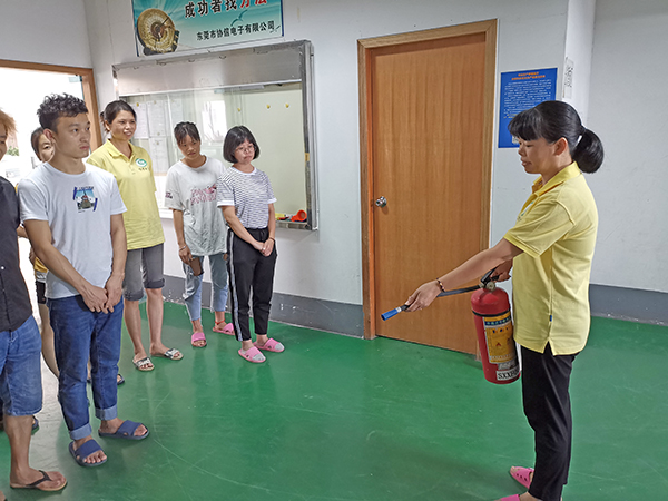 生产职工消防演示